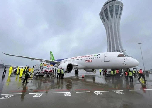 베이징 다싱공항 활주로에 세워진 C919. <민항자원 캡처>